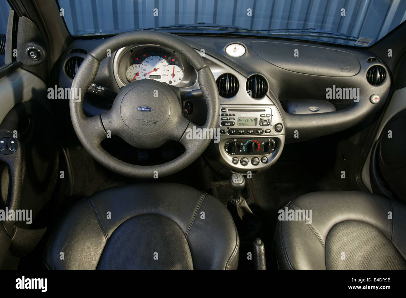 Auto, Ford Ka, Miniapprox.s, Bj. 2002-Silber, innere besichtigen,  Innenansicht, Cockpit, Technik/Zubehör, Zubehör Stockfotografie - Alamy