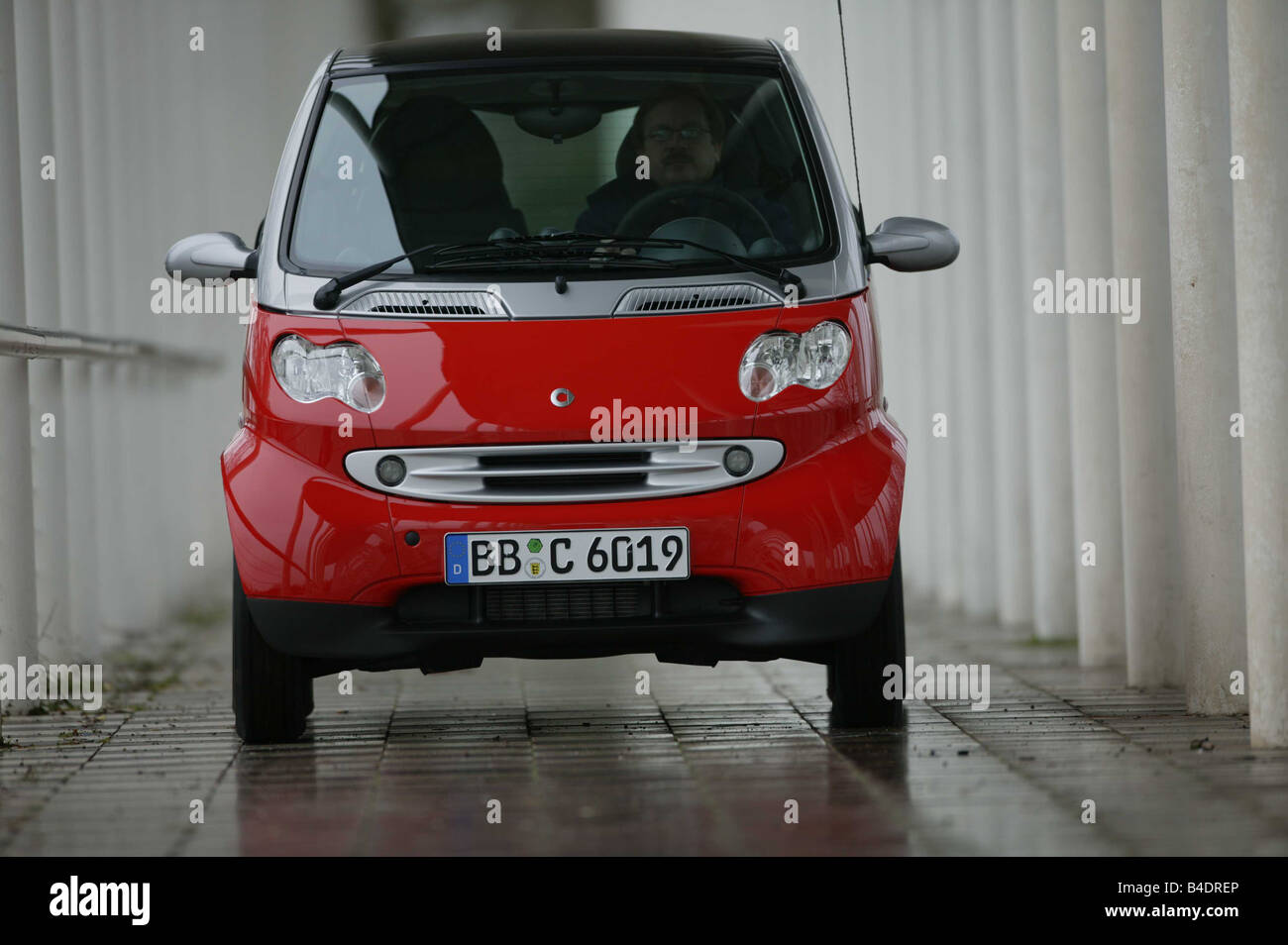 Auto, Mercedes Smart Coupé, Miniapprox.s, Limousine, Modelljahr 2003-, Rot-Silber, Vorderansicht Stockfoto