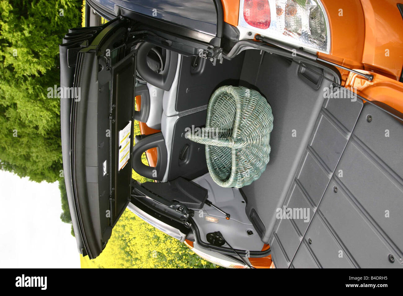 Auto, Citroen C3 Pluriel 1.4, Cabrio, Modell Jahr 2003-orange, oben offen,  Blick ins Boot, Technik/Zubehör, Zubehör Stockfotografie - Alamy