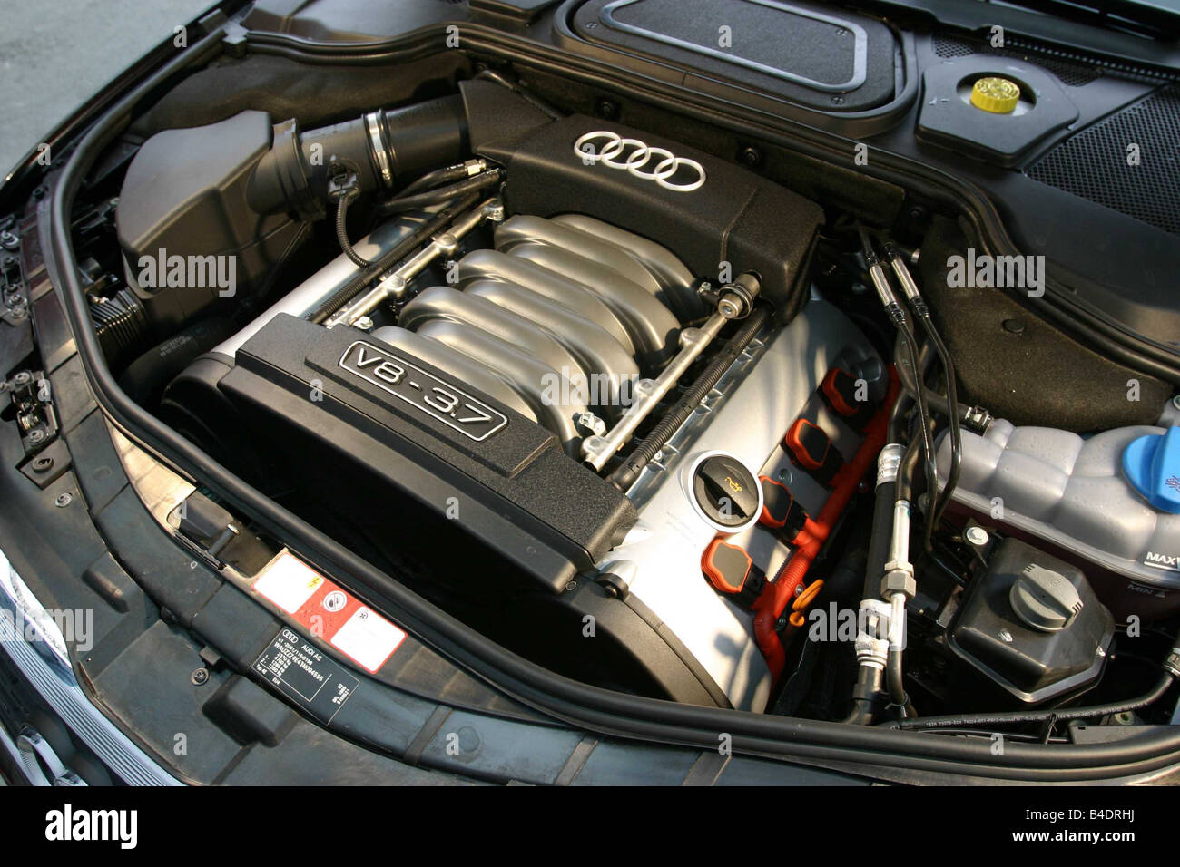 Auto, Audi A8 3.7 Quattro, Limousine, schwarz, Modelljahr 2002-anzeigen, Motorraum, Motor, Technik/Zubehör, Zubehör Stockfoto