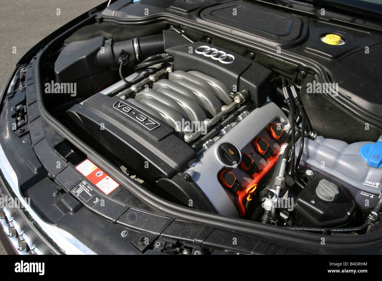 Auto, Audi A8 3.7 Quattro, Limousine, schwarz, Modelljahr 2002-anzeigen,  Motorraum, Motor, Technik/Zubehör, Zubehör Stockfotografie - Alamy