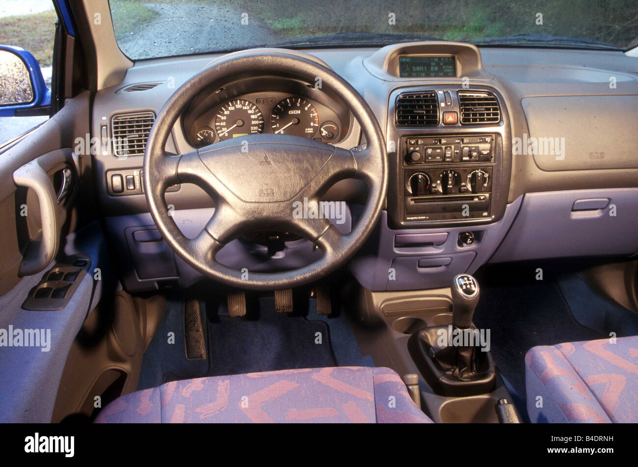 Auto, Mitsubishi Space Star GDI, Van, Baujahr 1999-2002, blau, innere  besichtigen, Innenansicht, Cockpit, Technik/Zubehör, acc Stockfotografie -  Alamy