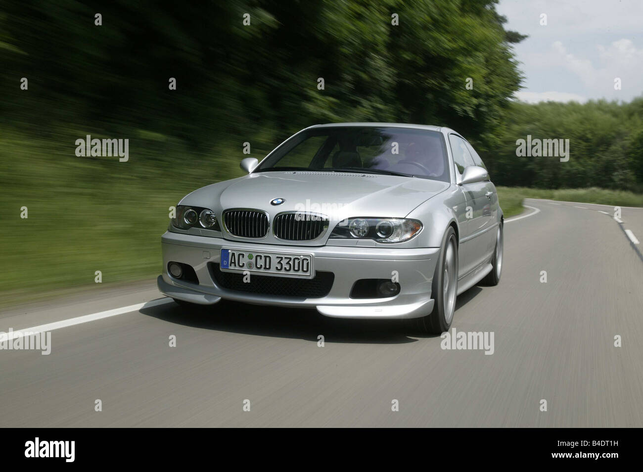 Auto, BMW 330d, Mittelklasse, Coupé, Blander, Tuning, Modelljahr 2003-Silber, fahren, Landstraße, schräg von vorne, F Stockfoto