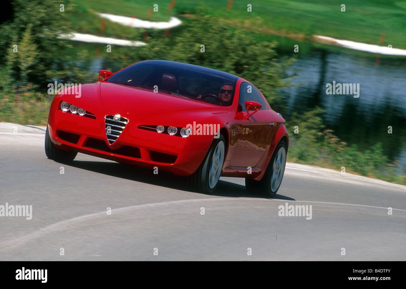Auto, Alfa Romeo Brera, Predotype, Roadster, Rot, Baujahr 2002, fahren, Landstraße, schräg von vorne, Vorderansicht Stockfoto