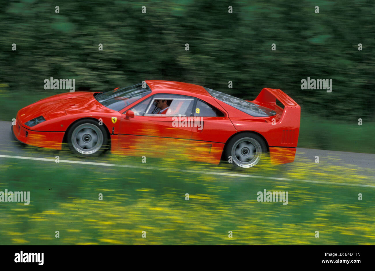 Auto, Ferrari F40, Roadster, Coupé/Coupe, rot, Baujahr 1988-1989, fahren, Landstraße, Seitenansicht Stockfoto