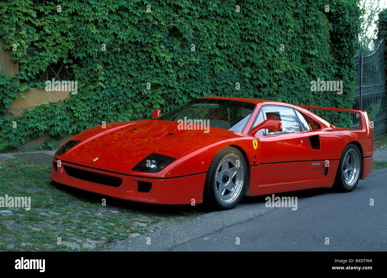 Auto, Ferrari F40, Roadster, Coupe/Coupe, rot, Baujahr 1988-1989, stehend, Wahrung, Diagonal von vorn, Vorderansicht, Stockfoto