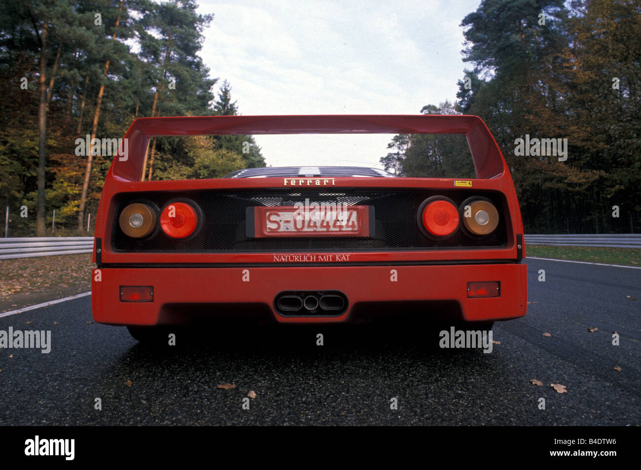 Auto, Ferrari F40, Roadster, Coupé/Coupe, rot, Baujahr 1988-1989, stehend, Aufrechterhaltung, Ansicht von hinten Stockfoto