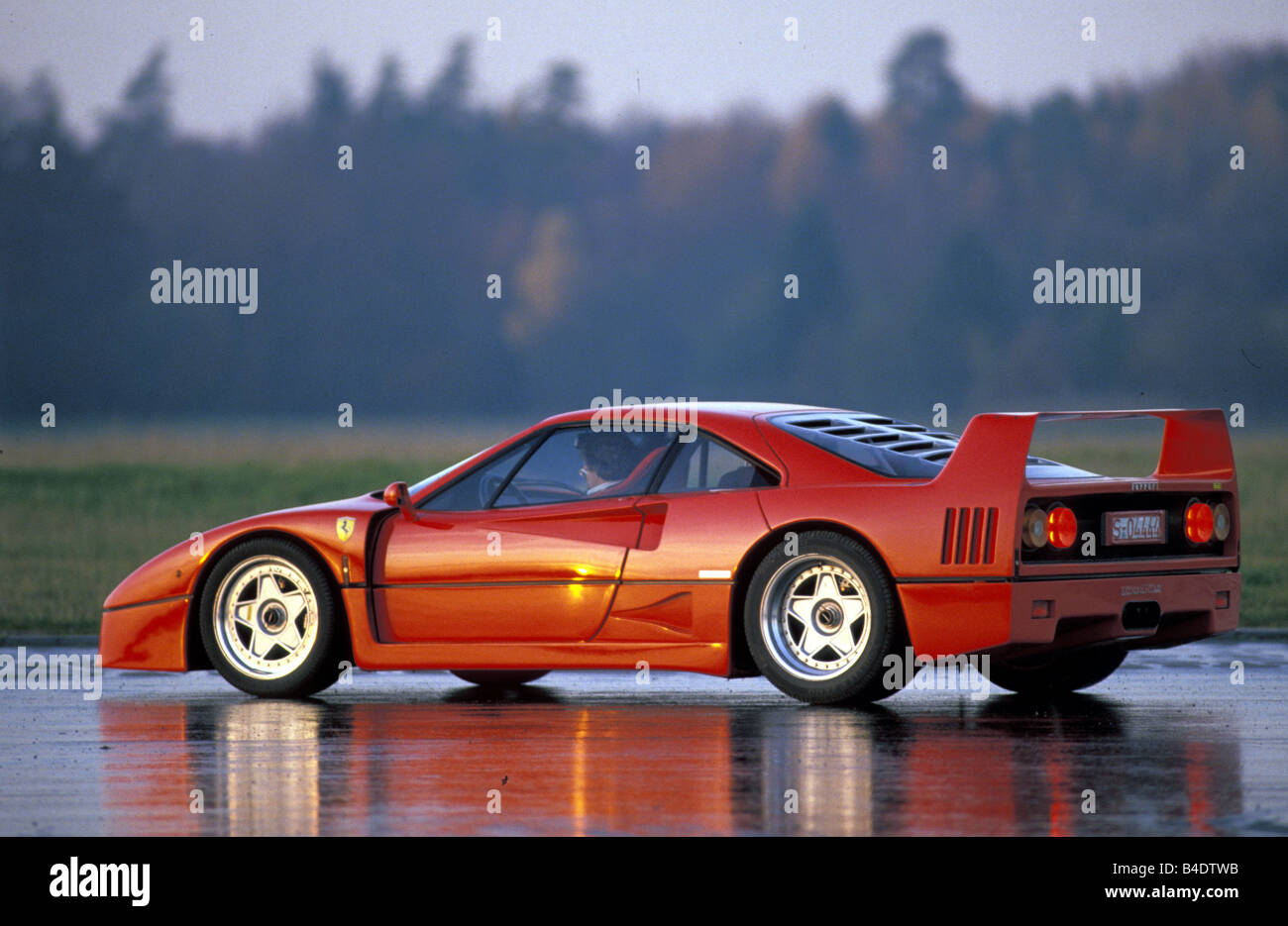 Auto, Ferrari F40, Roadster, Coupé/Coupe, rot, Baujahr 1988-1989, stehend, Wahrung, diagonal von hinten, Seitenansicht Stockfoto