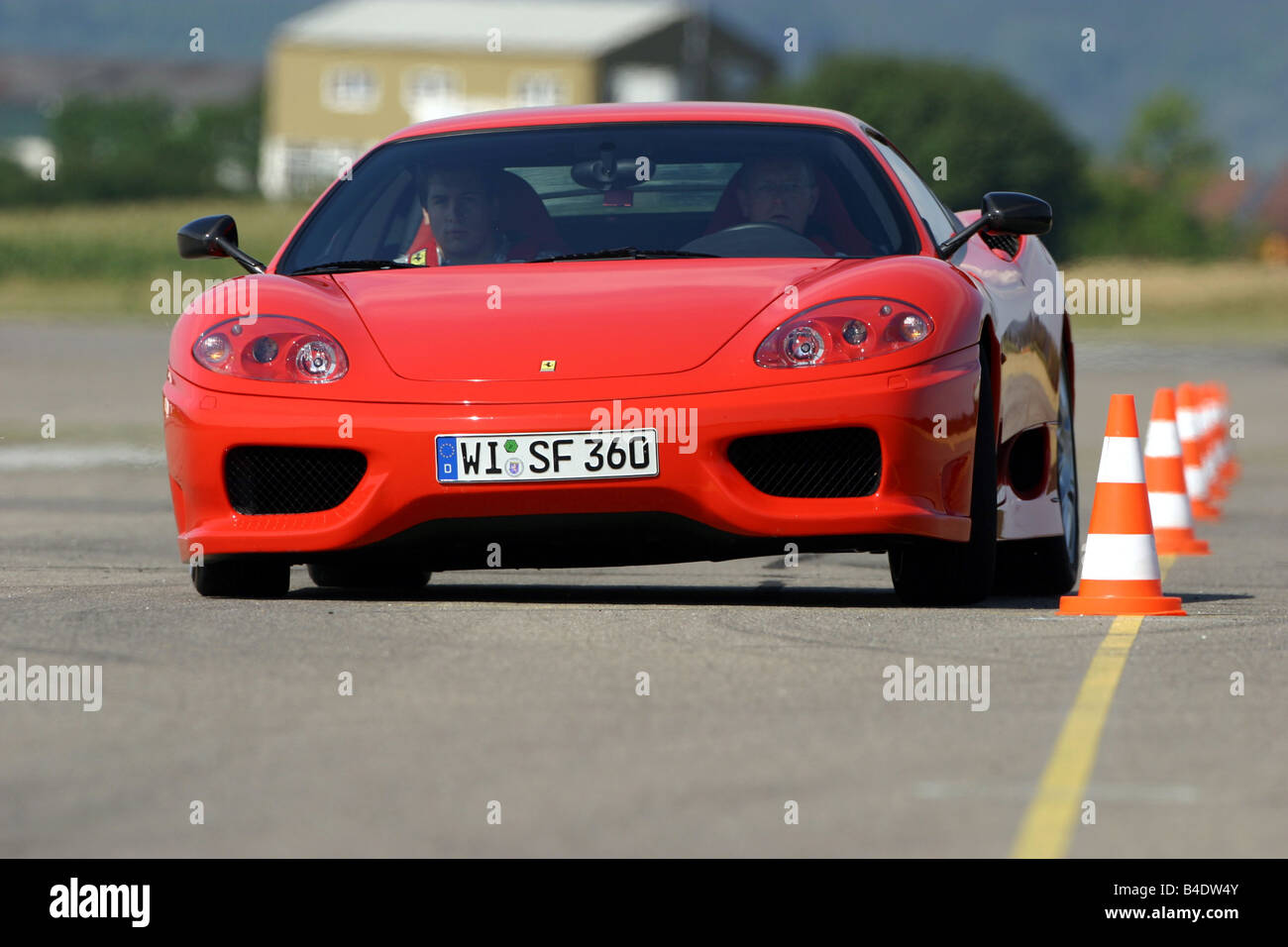 Auto, Ferrari 360 Challenge Stradale, Roadster, Coupé/Coupe, rot, fahren, Teststrecke, testen, Pilonen, schräg von vorne, Fr Stockfoto