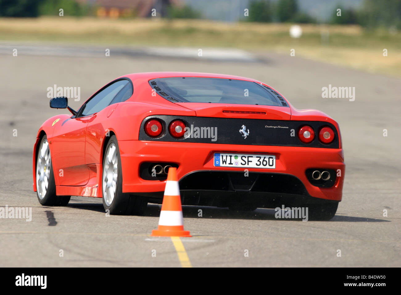 Auto, Ferrari 360 Challenge Stradale, Roadster, Coupé/Coupe, rot, fahren, Teststrecke, testen, Pilonen, diagonal von hinten, Rea Stockfoto