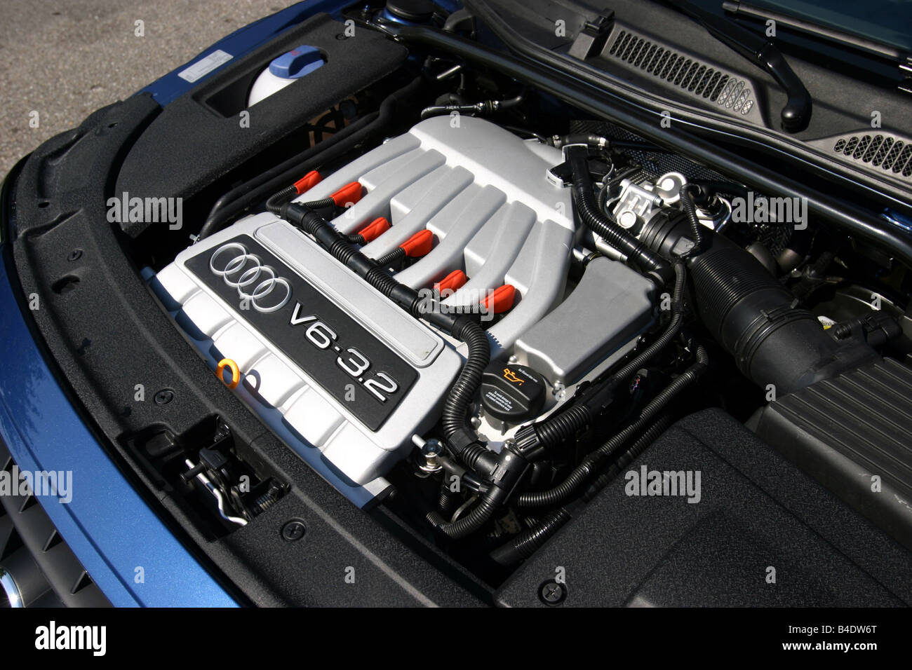 Auto, Audi TT 3.2, Coupe, Roadster, Baujahr 2003-blau, im Motorraum, Motor,  Technik/Zubehör, Zubehör anzeigen Stockfotografie - Alamy
