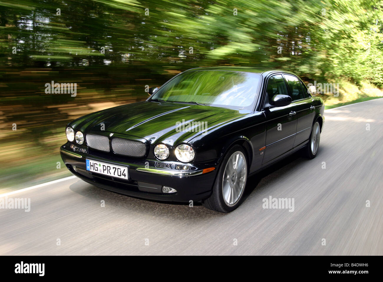 Auto, Jaguar XJ R, Limousine, Luxus approx.s, Modell Jahr 2003-, schwarz, fahren, Landstraße, Diagonal von vorn vorne vie Stockfoto
