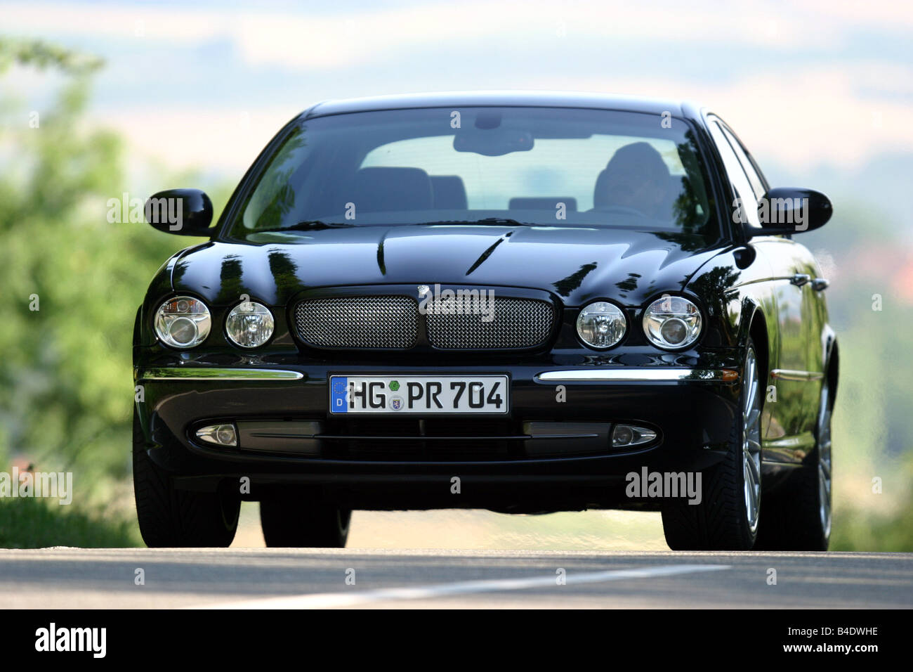 Auto, Jaguar XJ R, Limousine, Luxus approx.s, Modell Jahr 2003-, schwarz, fahren, Landstraße, Diagonal von vorn vorne vie Stockfoto