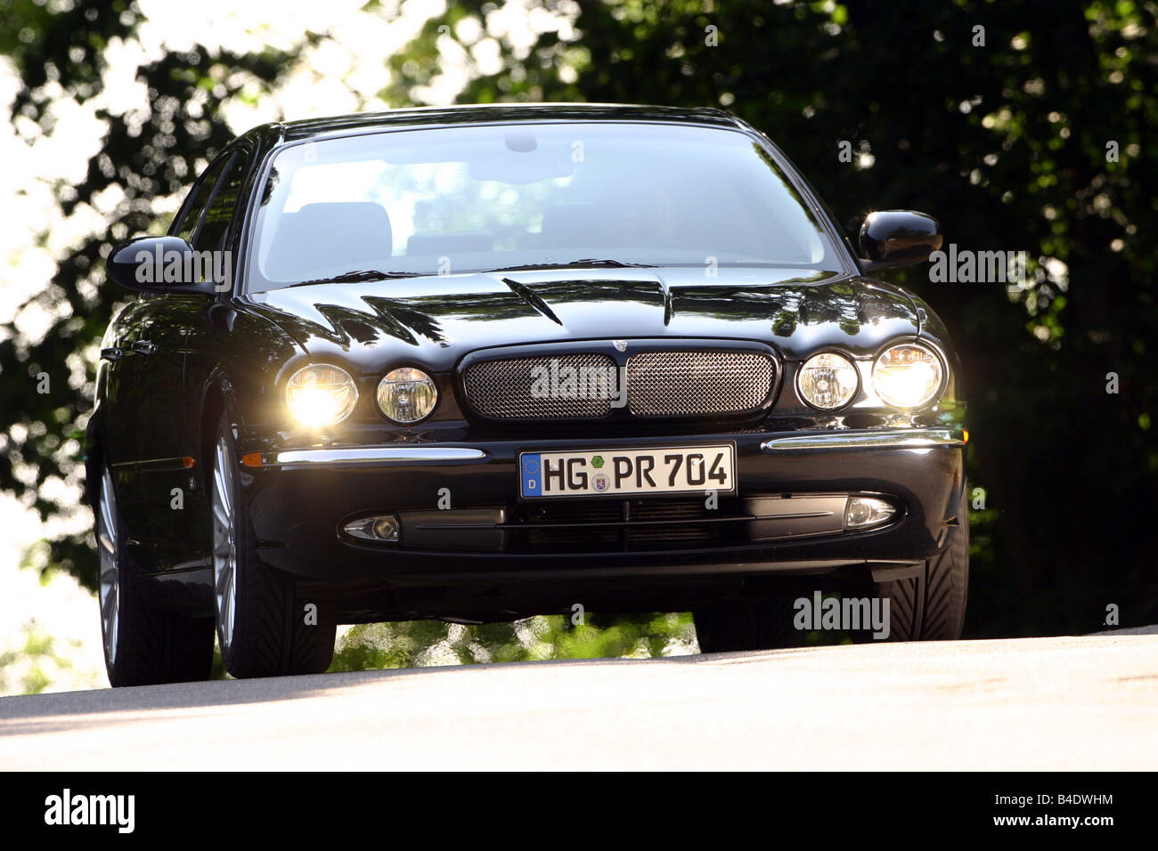 Auto, Jaguar XJ R, Limousine, Luxus approx.s, Modell Jahr 2003-, schwarz, fahren, Landstraße, Diagonal von vorn vorne vie Stockfoto