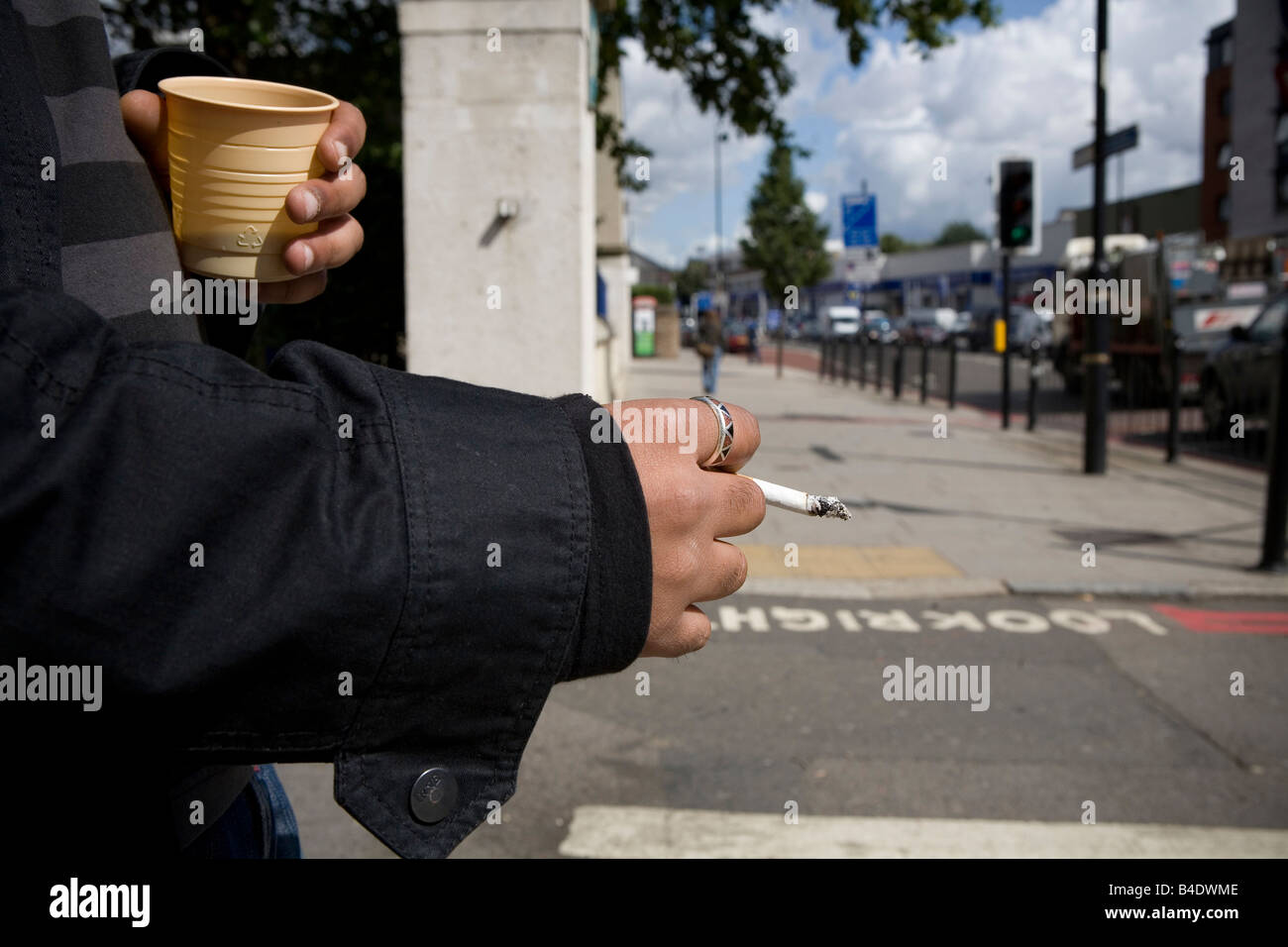 Raucher in der Straße in London Stockfoto