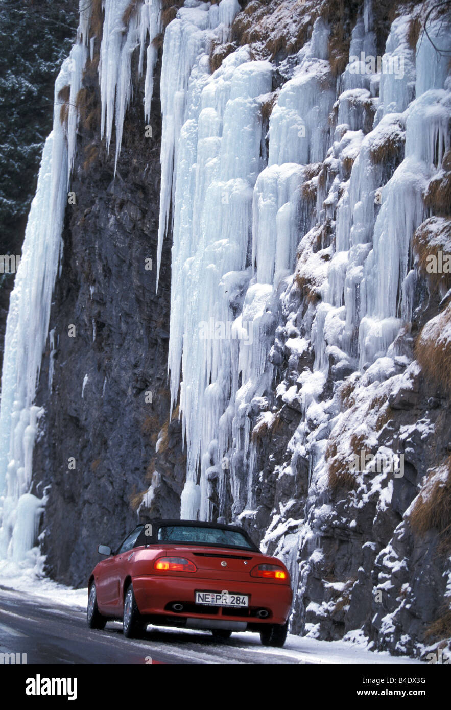 Auto, Auto im Winter, MG-F, rot, Cabrio, geschlossen oben stehend, Wahrung, diagonal von der Rückseite, hintere Ansicht, Schnee Stockfoto