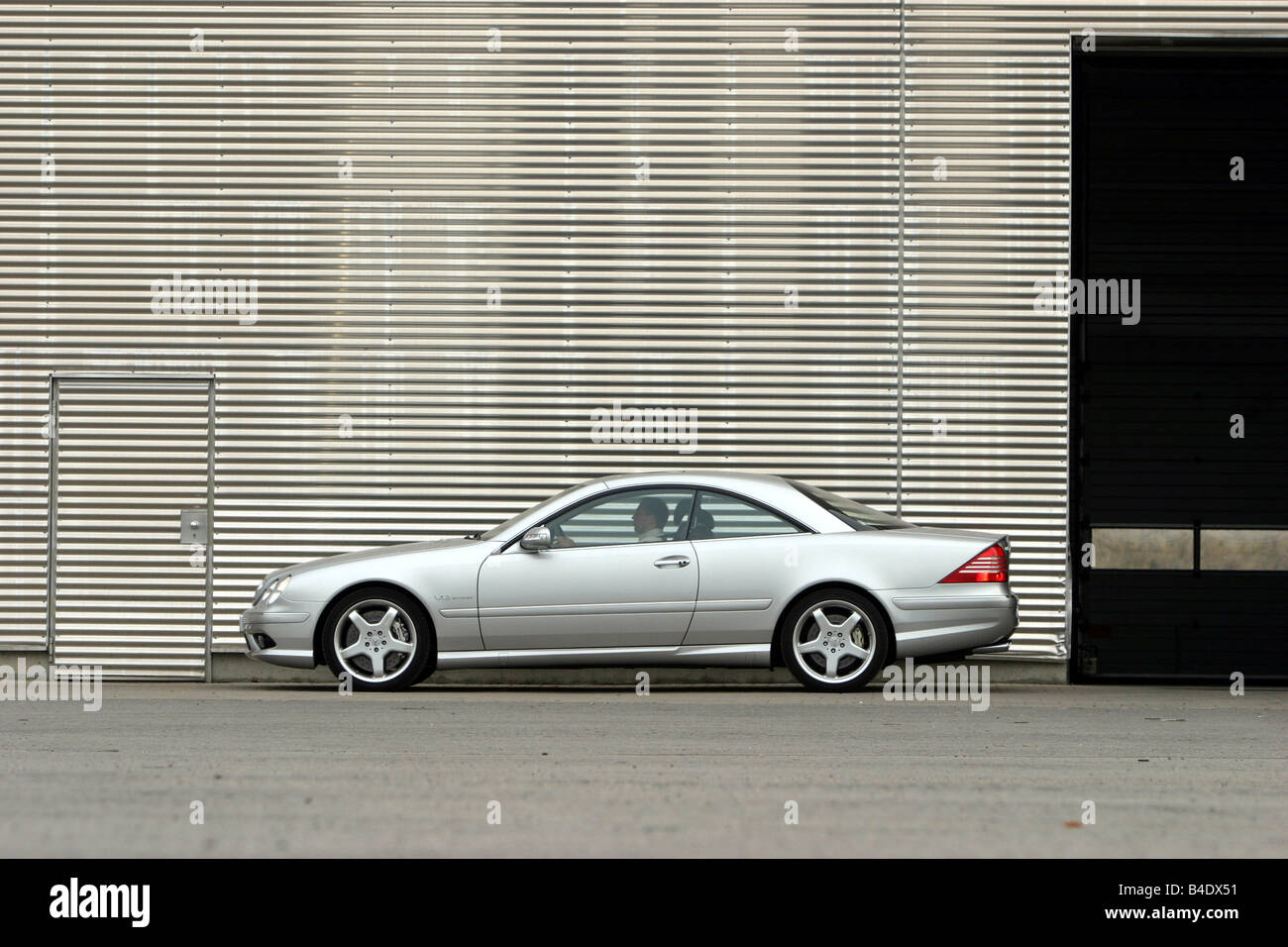 Auto, Mercedes CL 65 AMG, Baujahr 2003, Silber, Limousine, stehend, Wahrung, seitliche Ansicht Stockfoto