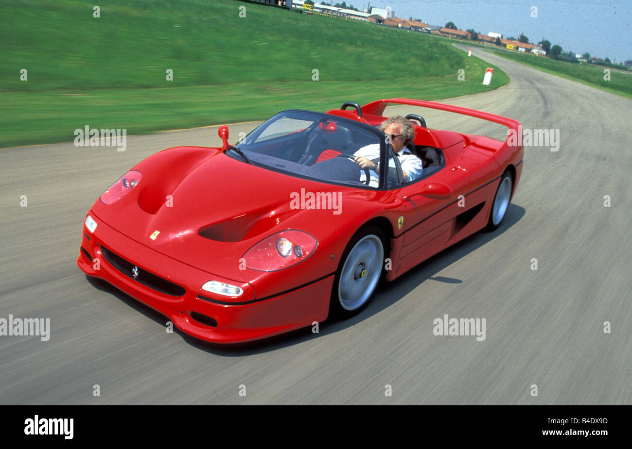 Auto, Ferrari F50, Modell Jahr 1995-2002, rot, Roadster, Cabrio, Zweisitzer, fahren, schräg von vorne, Vorderansicht, Stockfoto