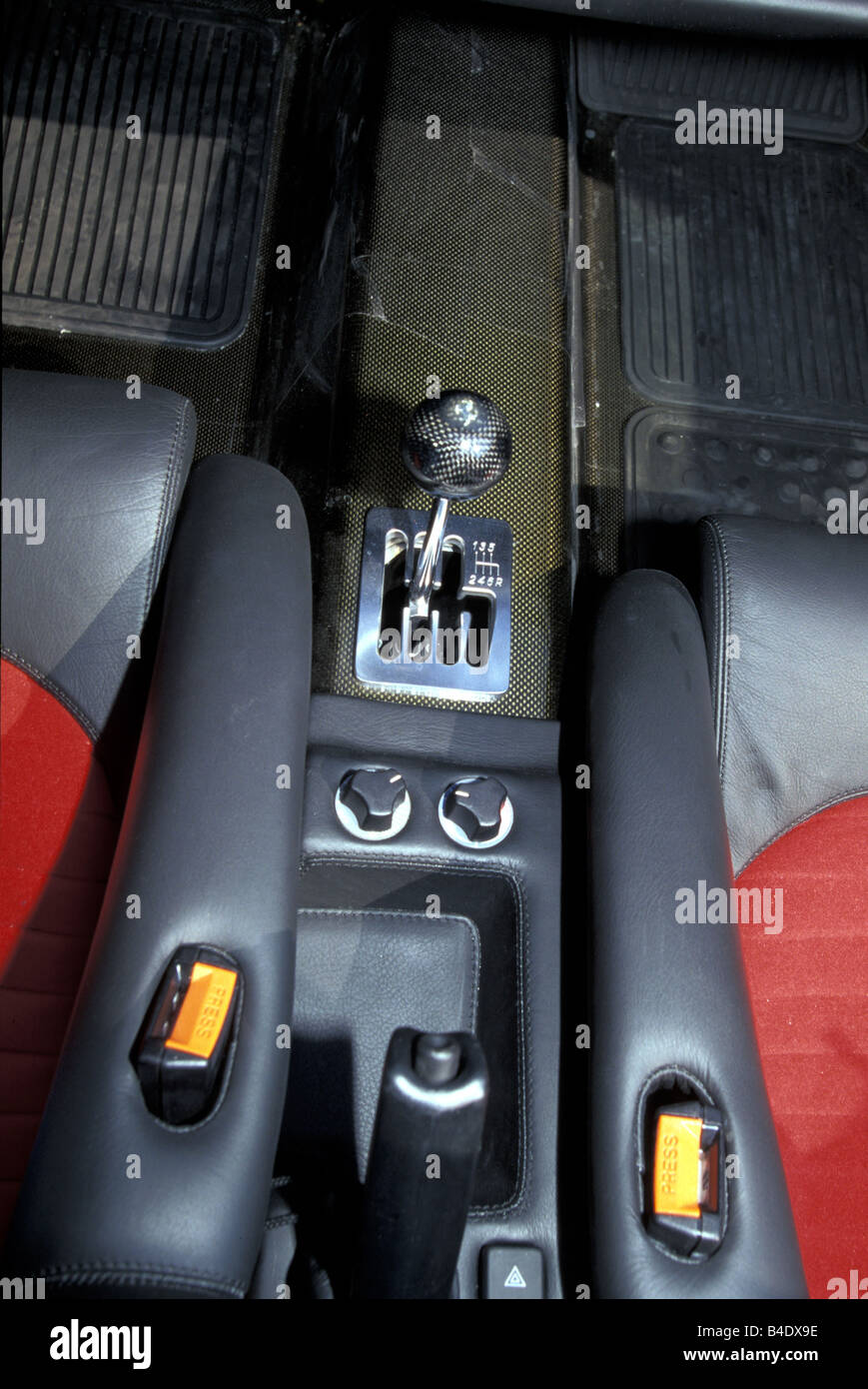 Auto, Ferrari F50, Modell Jahr 1995-2002, rot, Roadster, Cabrio, Zweisitzer, Detailansicht, Schalthebel, Schaltung, Getriebe Stockfoto