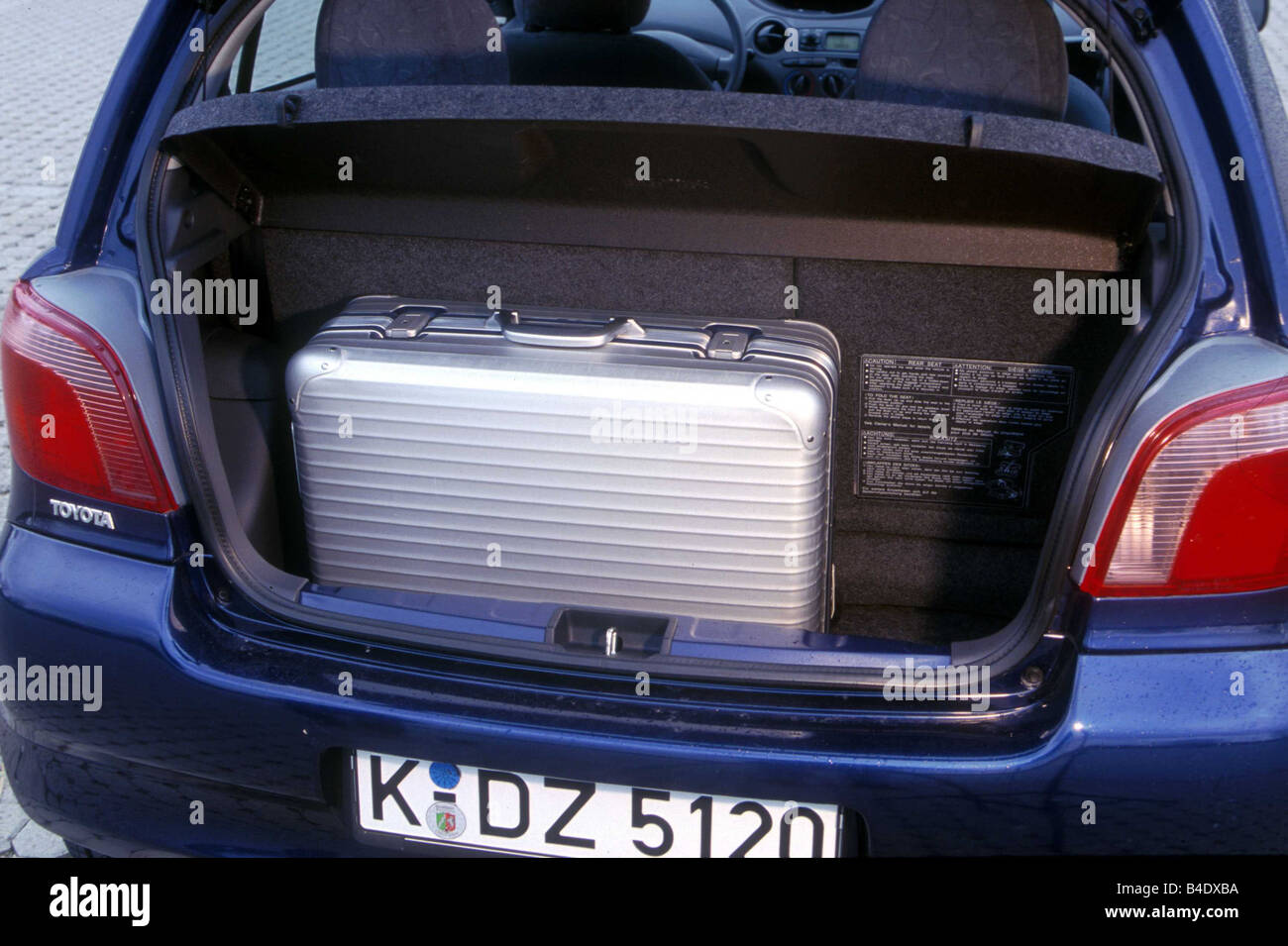Toyota yaris blue -Fotos und -Bildmaterial in hoher Auflösung – Alamy