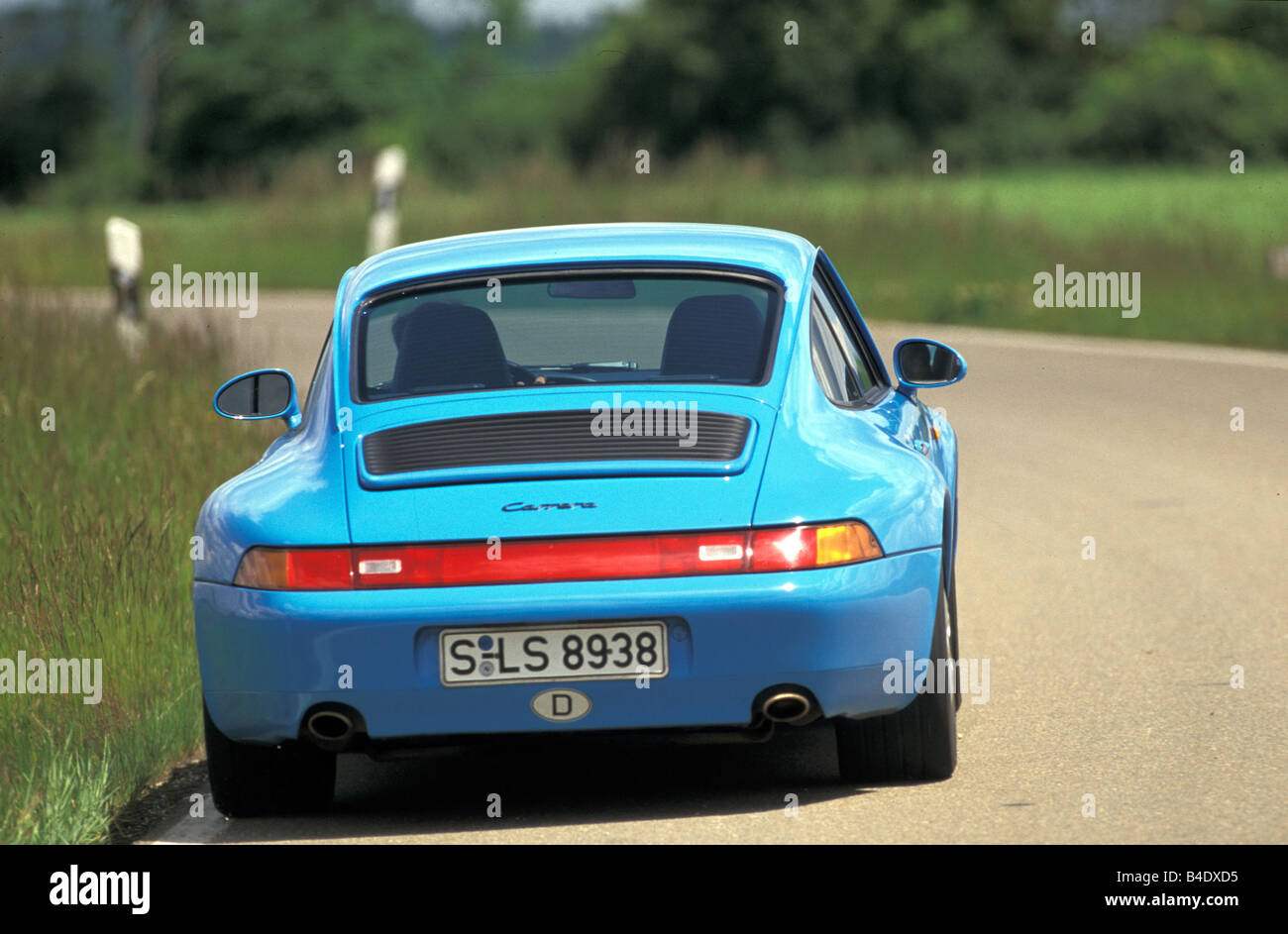 Auto, Porsche 911 993 Carrera 2, Roadster, Baujahr 1993, Coupe/Coupe, blau, Umzug, Diagonal von der Rückseite, hintere Ansicht, Land Stockfoto