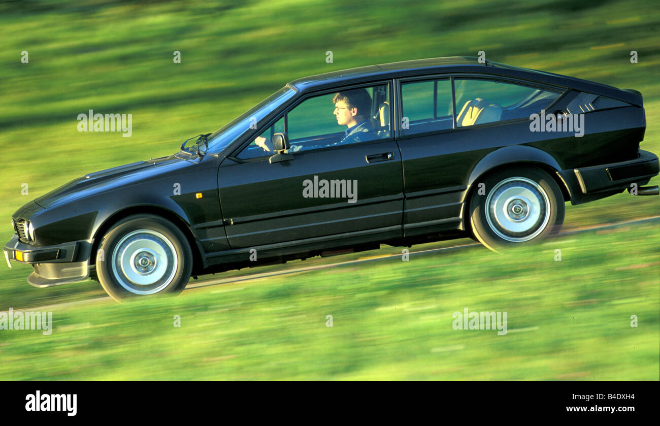 Auto, Alfa GTV 6 2,5, Modell Jahr 1979-1986, schwarz, Coupe/Coupe, Roadster, fahren, Seitenansicht, Landstraße Stockfoto