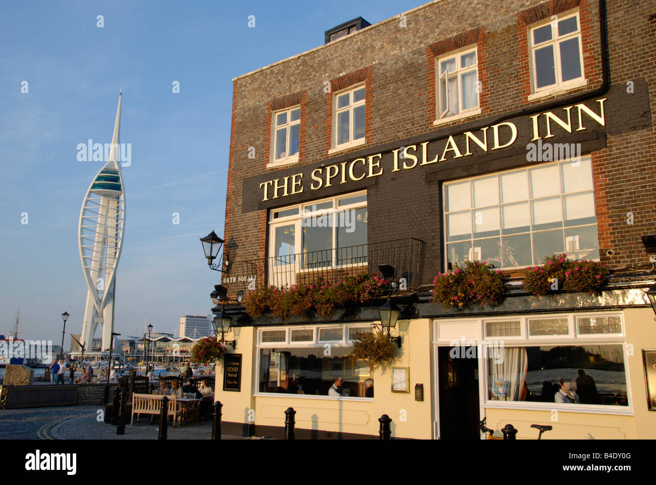 Spice Island Inn mit Spinnaker Tower in der Ferne Old Portsmouth (Hampshire) England Stockfoto