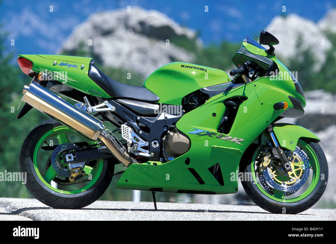 Motor Cycle, Sport Motorrad, Sportler, Kawasaki Ninja ZX-12R, grün, Baujahr  2003, stehend, Wahrung, Side View, Phot Stockfotografie - Alamy