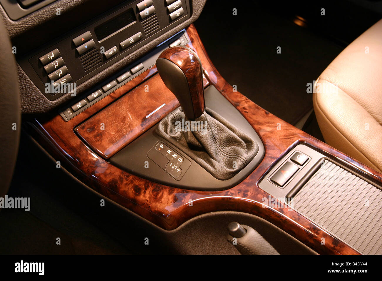 Auto, BMW X5 4.4, cross Country-Fahrzeug, Modell Jahr 2003-, FGHDS, Anthrazit/Silber, Detailansicht, Innenansicht, Konsole, begründeten Stockfoto