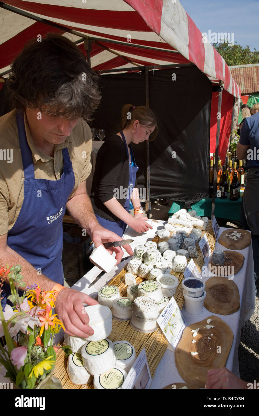 Markt-Schausteller setzen Käse auf dem Display an Abergavenny Food Festival Wales UK Stockfoto