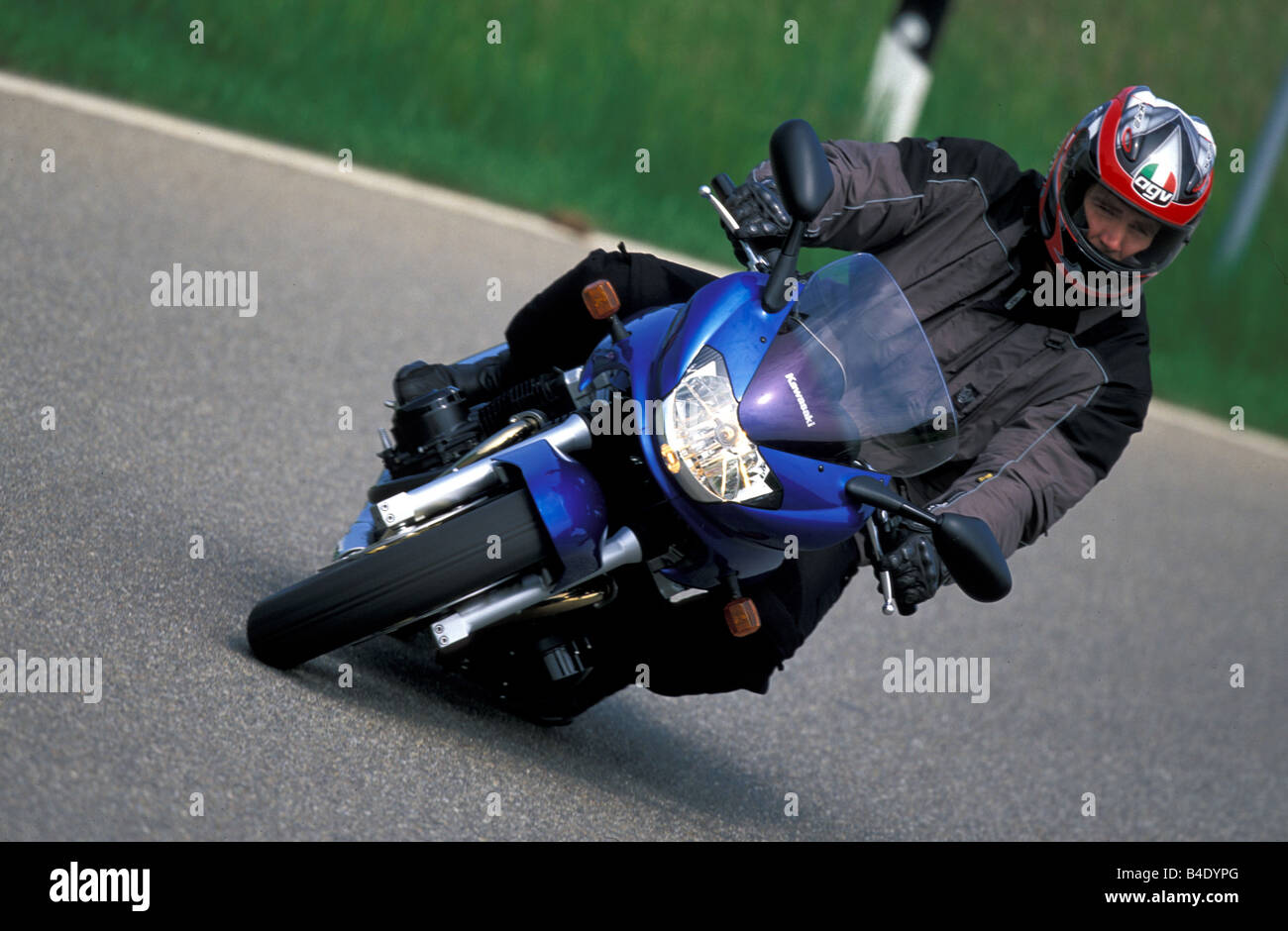 Motor Cycle, Sport Motorrad, Sporttourer, Kawasaki ZR-7 s, blau, Baujahr 2003, fahren, Schräglage, Seitenlage, Stockfoto