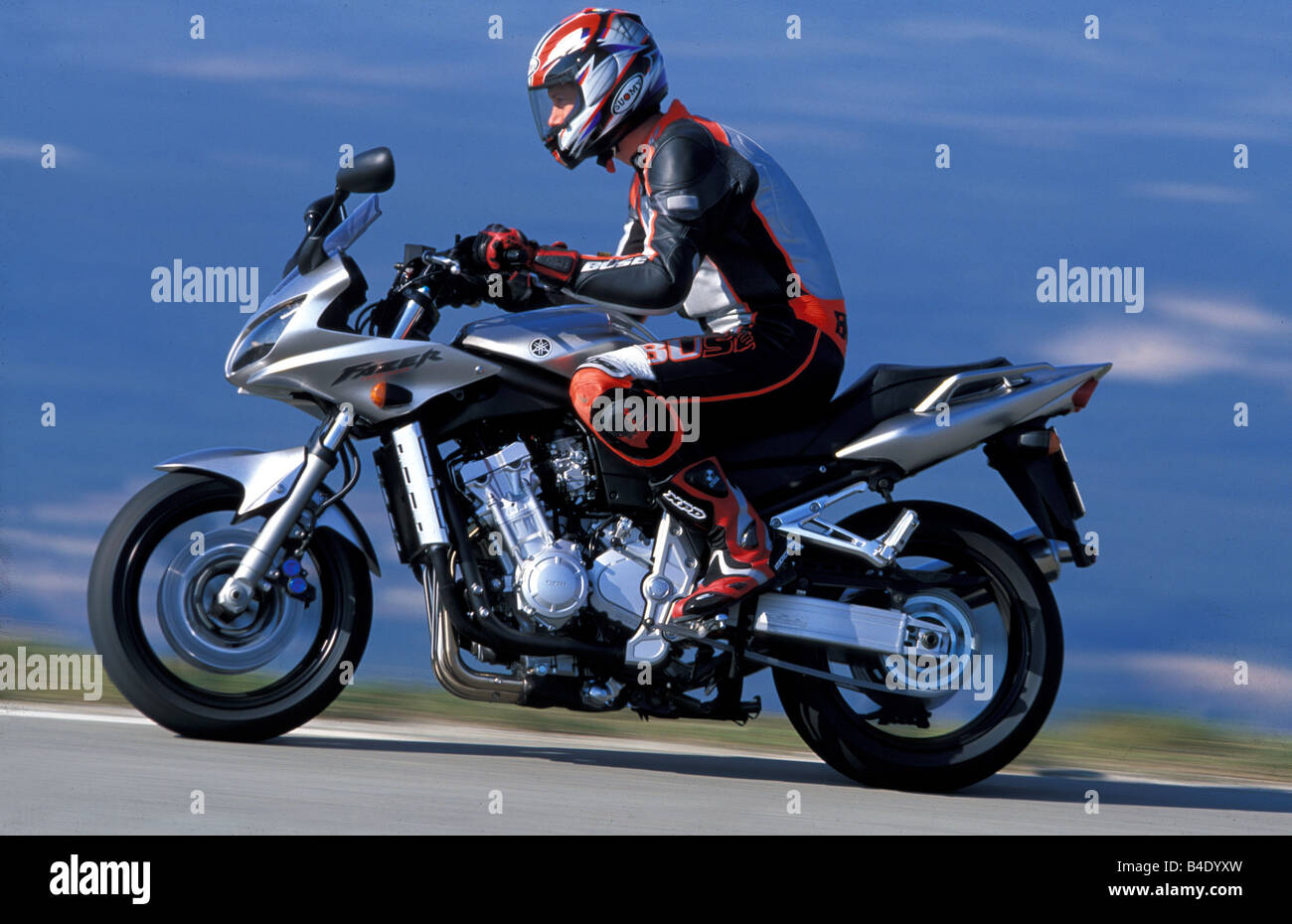 Motor Cycle, Sport Motorrad, Sporttourer, Yamaha ZGF 1000 Fazer, Silber, Baujahr 2003, fahren, geradeaus, Seite vie Stockfoto