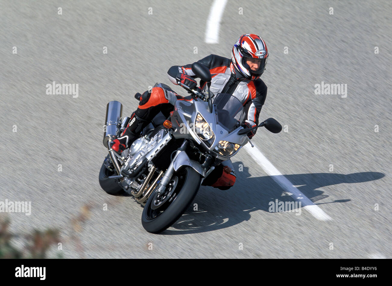 Motor Cycle, Sport Motorrad, Sporttourer, Yamaha ZGF 1000 Fazer, Silber, Baujahr 2003, fahren, Schräglage, Seite Stockfoto