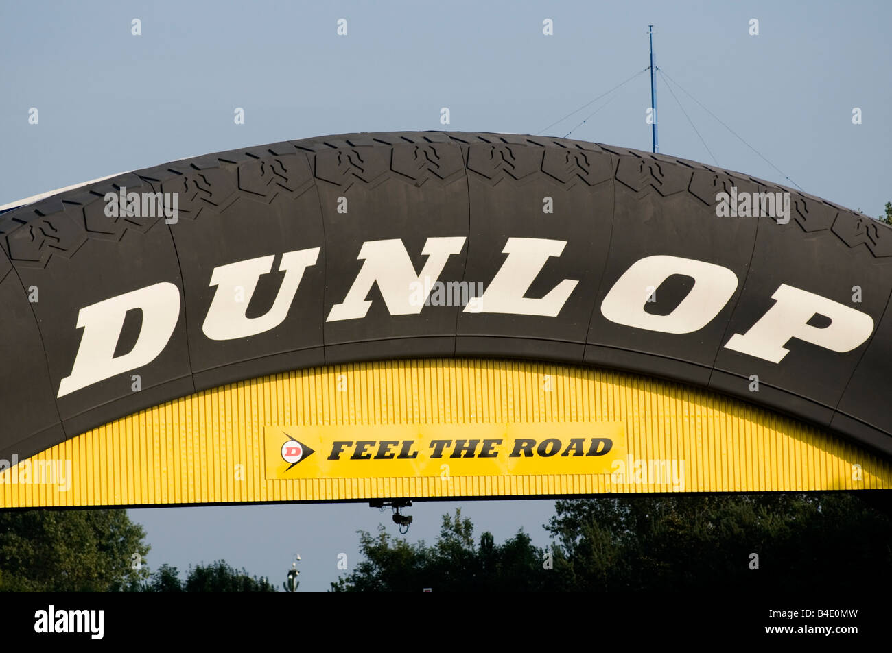 Dunlop-Reifen Reifen Reifen Reifen Gummifabrik marketing Werbung Brücke Auto Spielerei Stockfoto