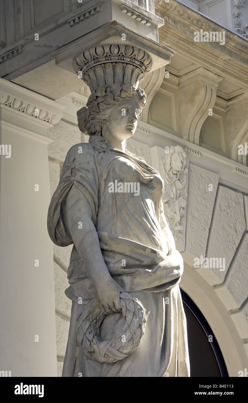 Budapest, die Gebäude Statuen an 23 Andrassy Ut Standort von Gucci und Roberto Cavalli shops Stockfoto