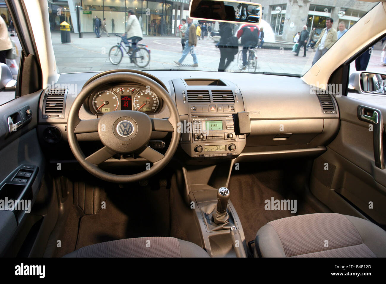Auto, VW Volkswagen Polo 1.4 TDI, kleine ca., Limousine, Silber, Bj. 2002-,  Innenansicht, Innenraum Ansicht, Cockpit, Tech Stockfotografie - Alamy