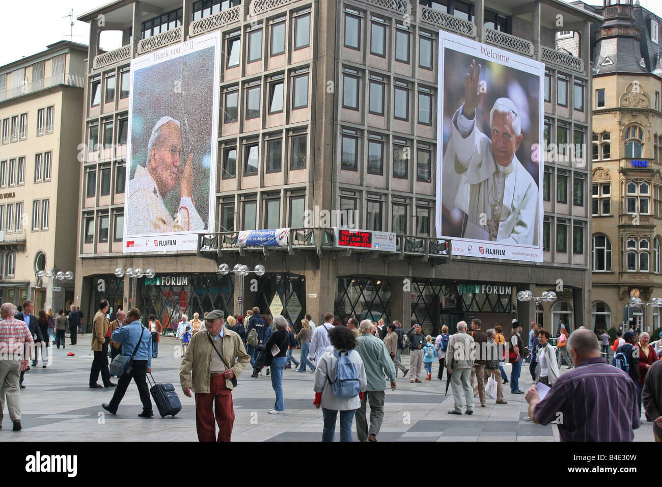 Bild von Papst Johannes Paul II und Benedikt XVI. in Köln beim Weltjugendtag 2005 Tag. Stockfoto