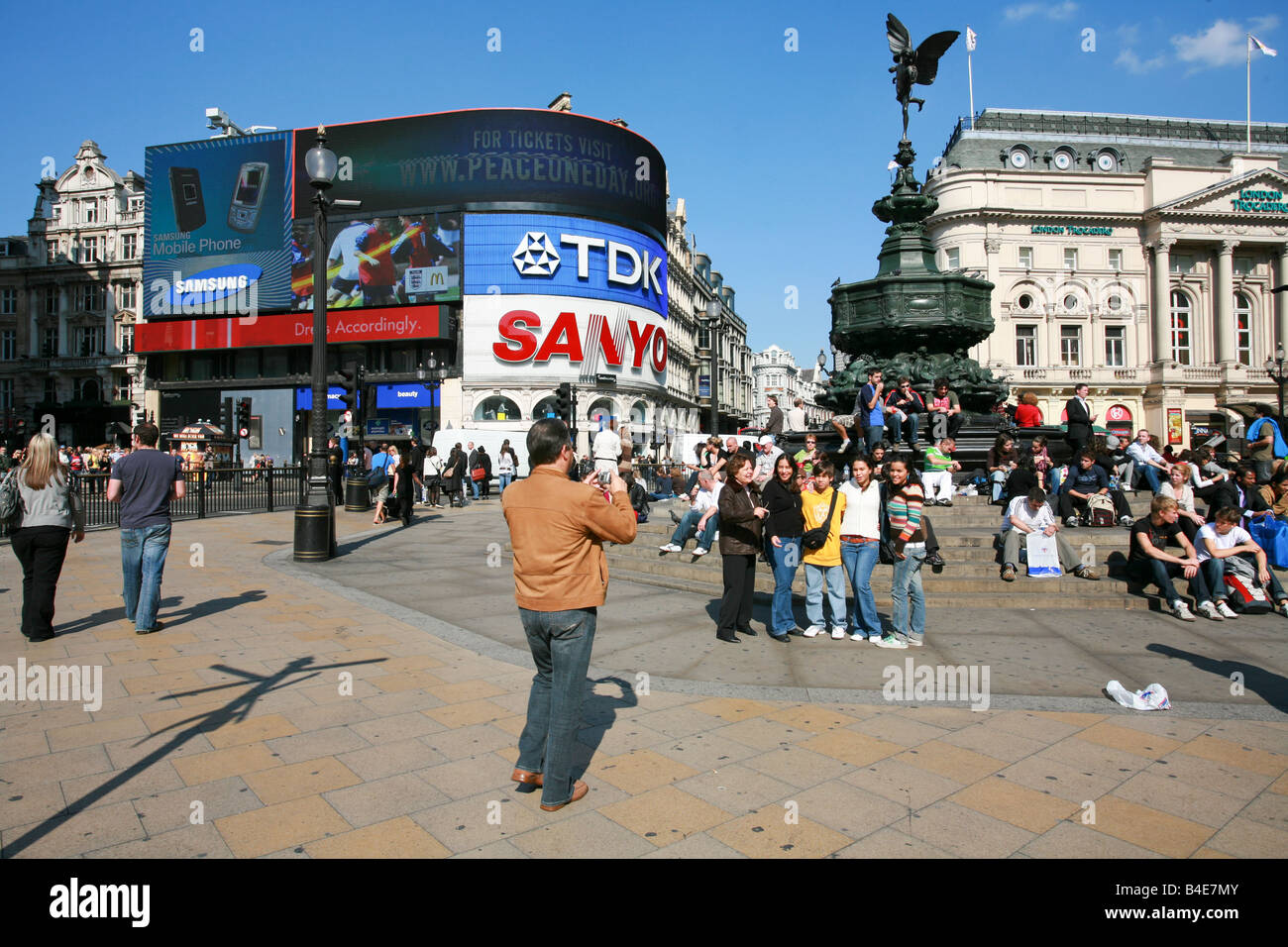 Ausländische Touristen Snapshot Urlaub Foto der Freunde unter Eros-Statue in Piccadilly Circus London Wahrzeichen Attraktion Stockfoto
