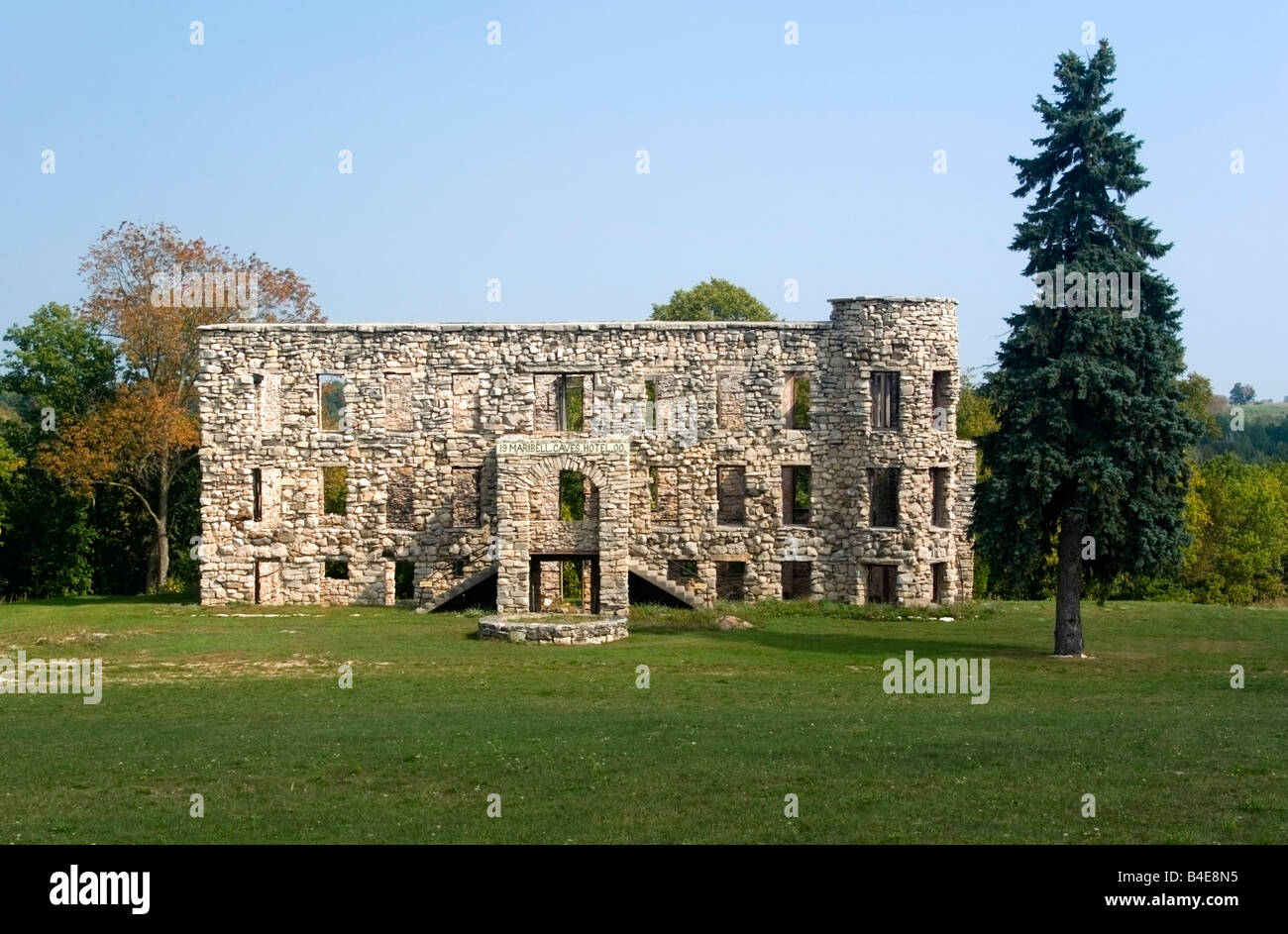 Steinmauer Ruinen der historischen Maribel Höhlen Hotel Gebäude an Maribel, Wisconsin USA nach dem Brand 1985 und vor Schäden durch Sturm 2013. Stockfoto