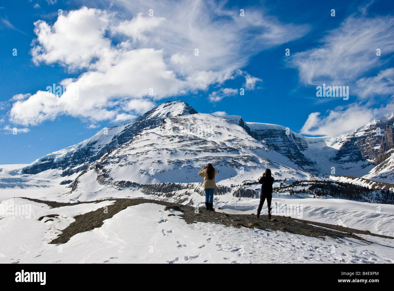 Zwei weibliche Fotografen allein in das Columbia Icefield Kanada an einem perfekten blauen Himmel Tag mit perfekten Weater Bedingungen Stockfoto