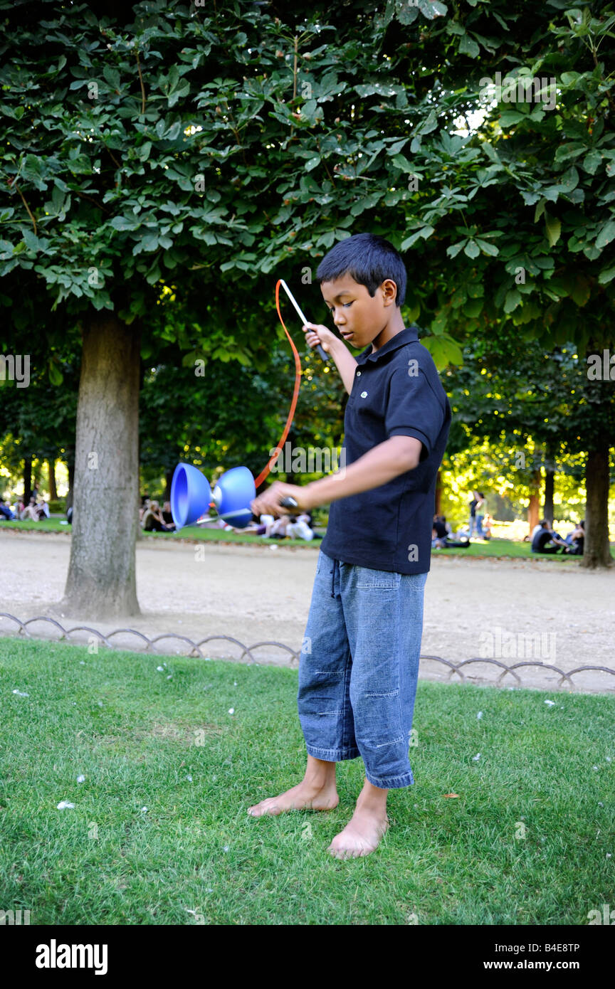 junge Jonglieren mit dem Diabolo in Luxemburg Garten Paris Frankreich Stockfoto