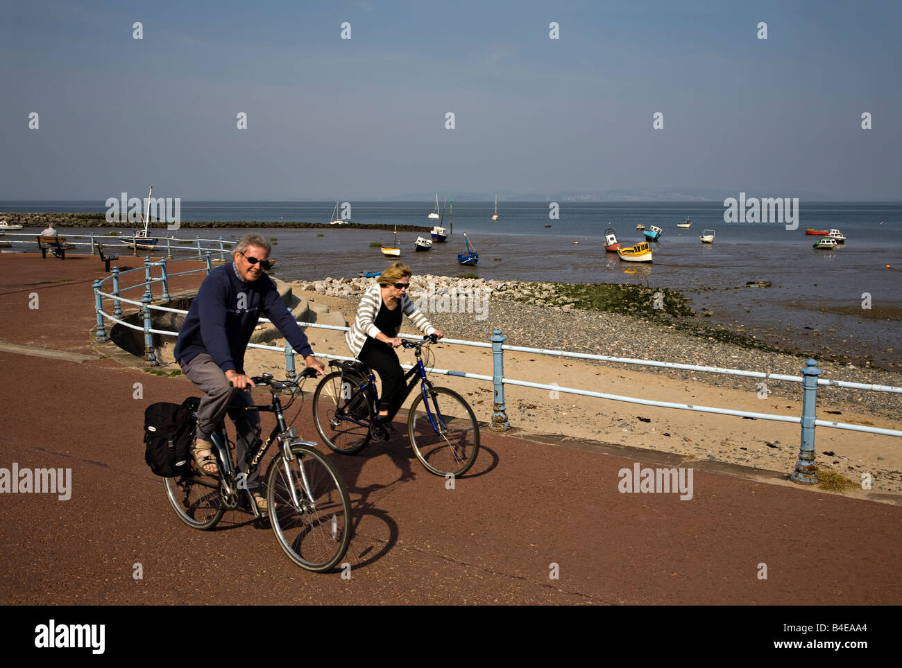 Zwei Menschen auf Fahrrädern reiten auf Promenade Morecambe Lancashire England UK Stockfoto