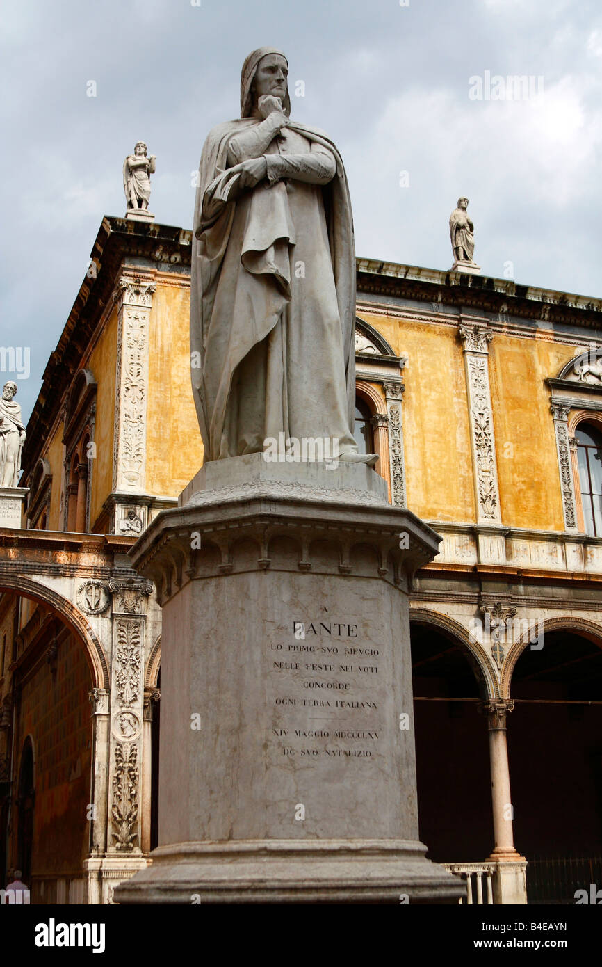 Dante Allighieri Statue in Verona, Italien August 2008 Stockfoto