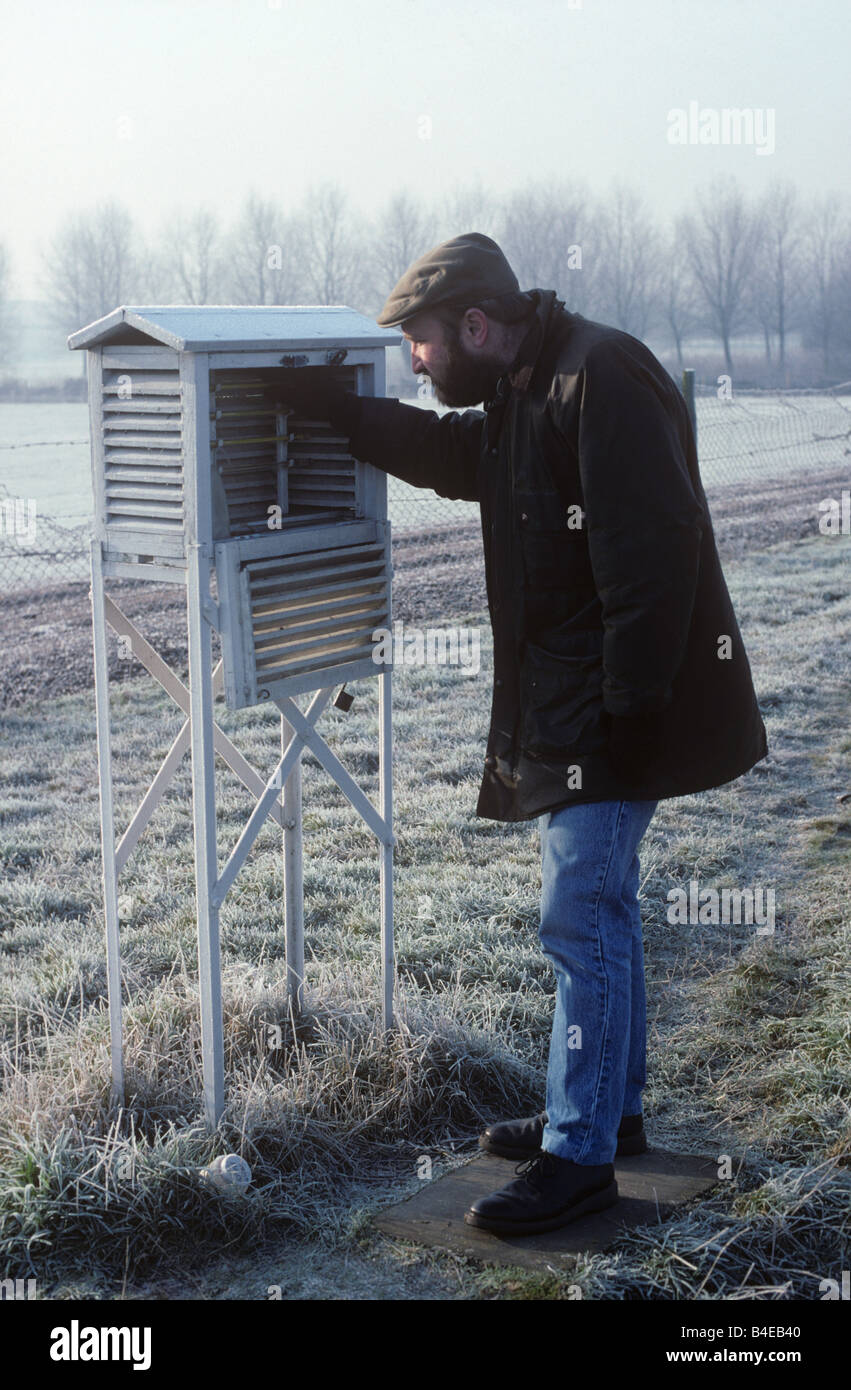 Forscher lesen maximale minimale Thermometer in Stevensons Bildschirm Gehäuse Stockfoto