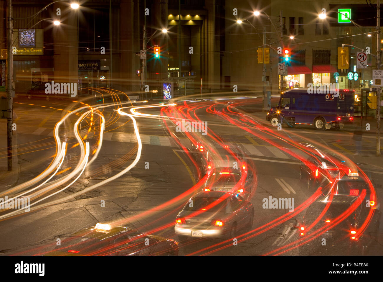 Straße-Aktivität in der Innenstadt von Toronto in der Nacht, Ontario, Kanada. Stockfoto