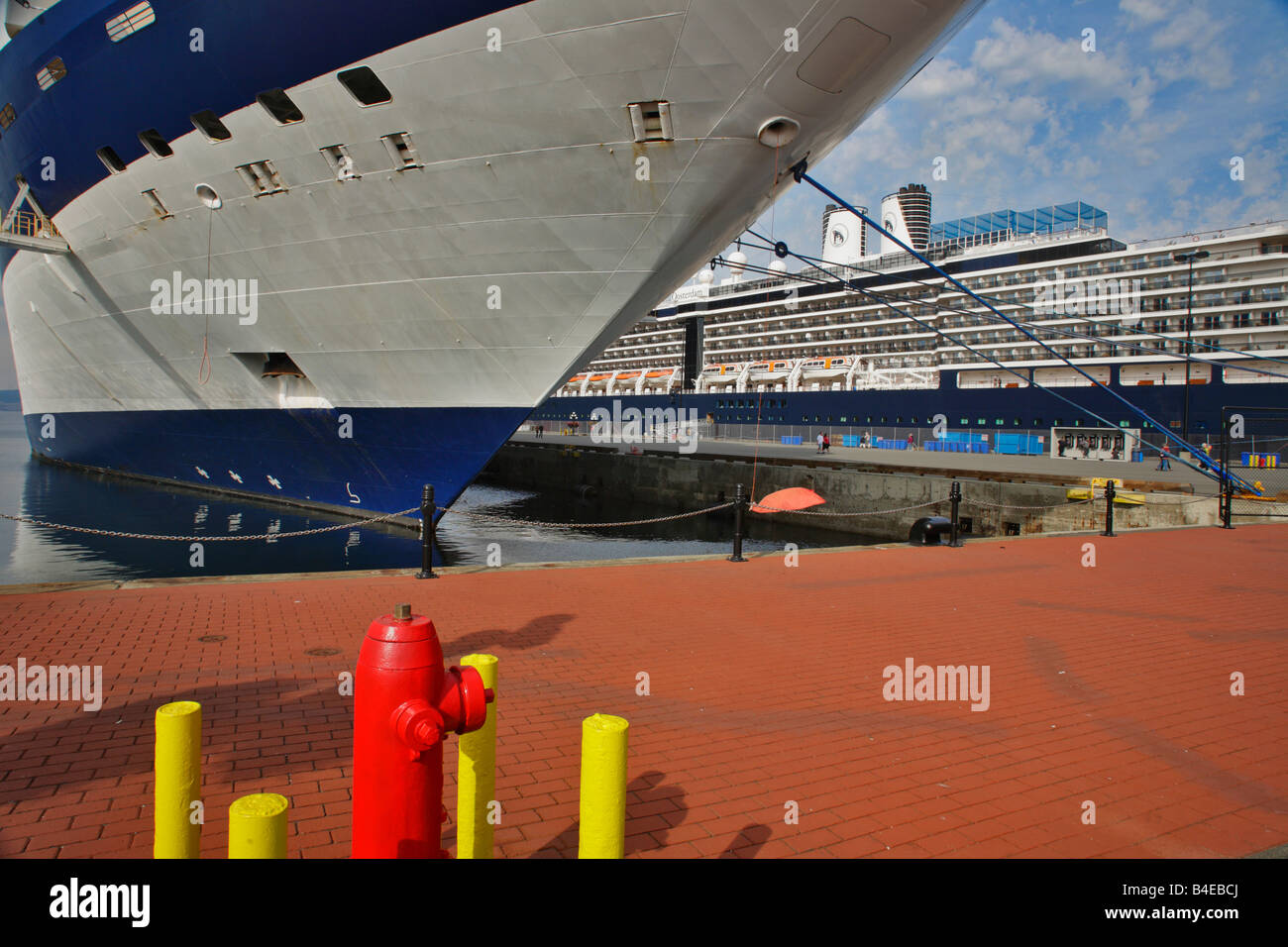 Kreuzfahrtschiffe vor Anker im Hafen Victoria British Columbia Kanada Stockfoto