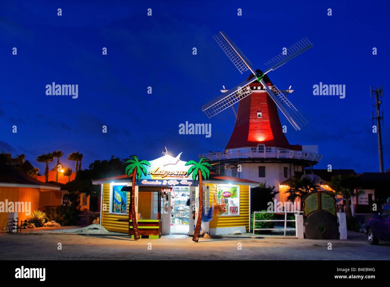 West Indies Aruba The Mill holländische Windmühle De Olde Molen in der Dämmerung Stockfoto