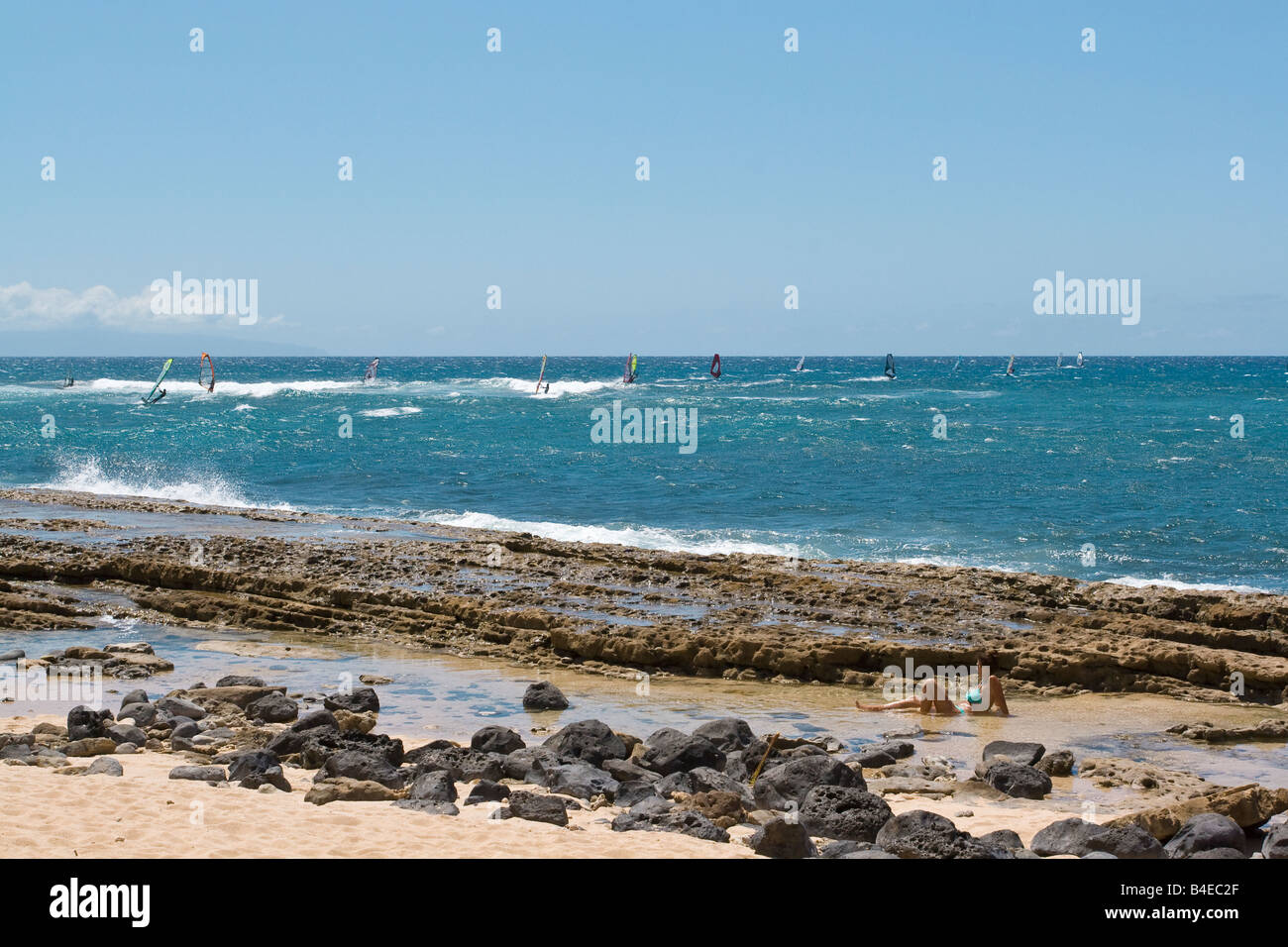 Hookipa Beach auf Maui Hawaii mit einem Windsurfer und Beach bum Stockfoto