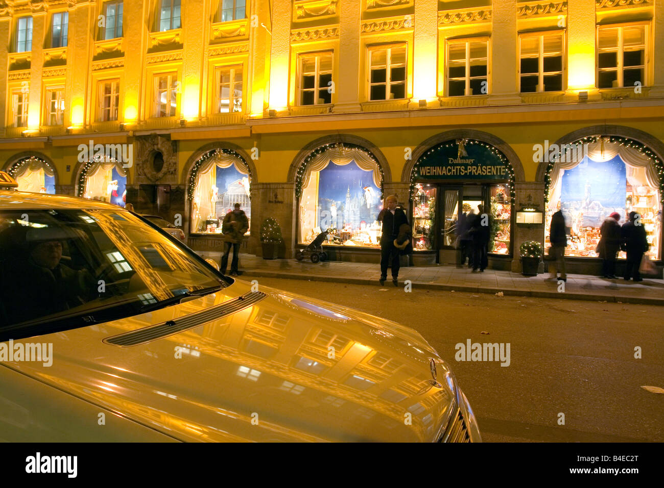 EU DE Deutschland Bayern München Dallmayr Delikatessen und Dallmayr-Kaffeehaus in der Nacht kein Dritter verfügbar Rechte Stockfoto