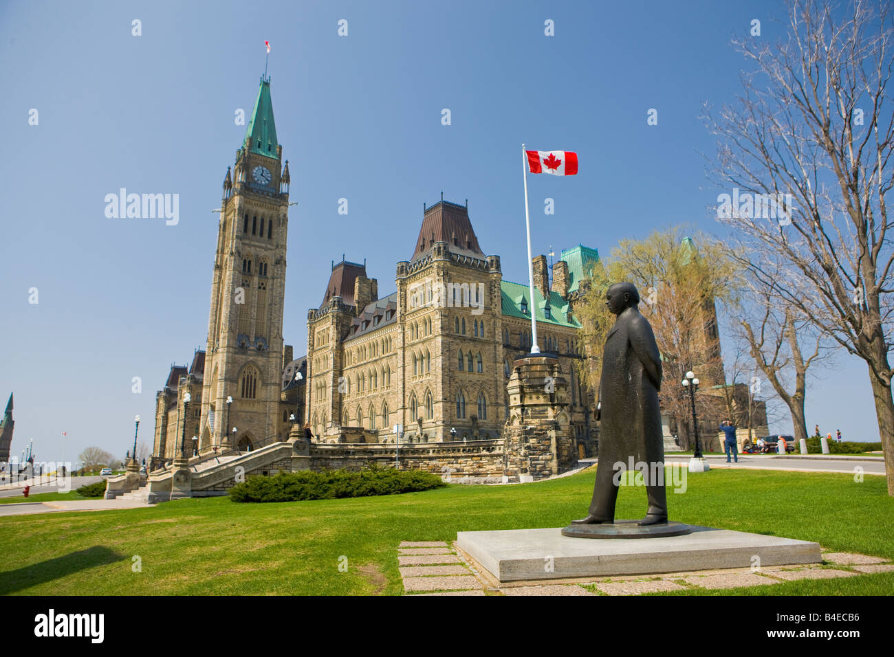 Statue von William Lyon Mackenzie King (1874-1950) auf dem Gelände des Parliament Hill Backdropped von der Centre Block Stockfoto